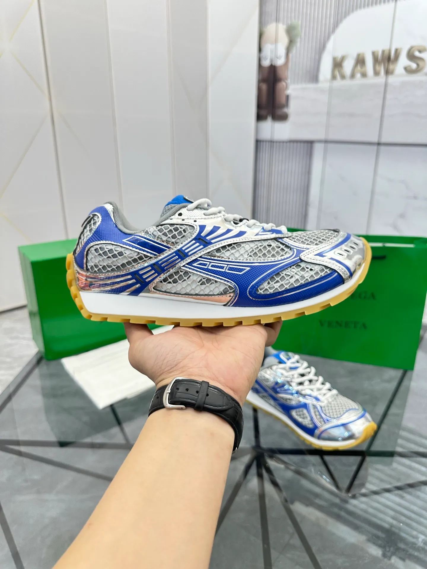 Factory men's shoes 💰: 620💰 (top version) BV Orbit sneakers Wang Yibo's same style couple's dad shoes Runner sneakers, made of lightweight technical mesh fabric. Matched with geometric pattern designed rubber outsole Wang Zha series high version Look for the package craftsmanship The actual height is much higher, but the legs are still slim. Very nice and playable and durable Matching to the standard 💯 Package shoe technology Look for the high version The outsole is made of color-blocked TPU outsole Women's model 35 36 37 38 39 40 41 (40 41 customized) Men's model 38 39 40 41 42 43 44 45. (Customized size 38 45.46) No. H345